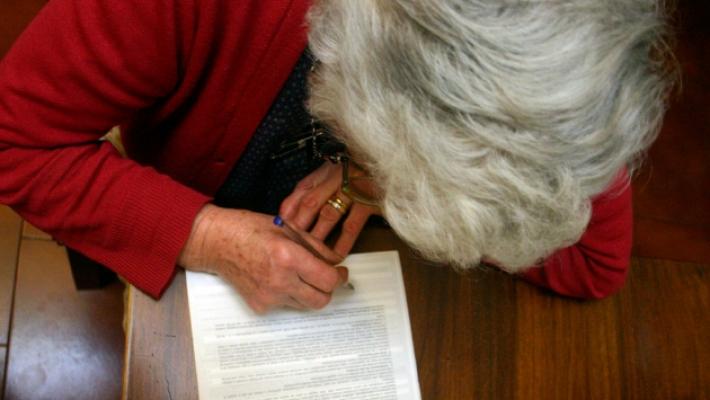 Ottuagenaria perse i risparmi, due condannati