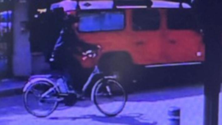 Negoziante lascia la bici elettrica pochi secondi davanti al negozio: la ruba un ragazzino
