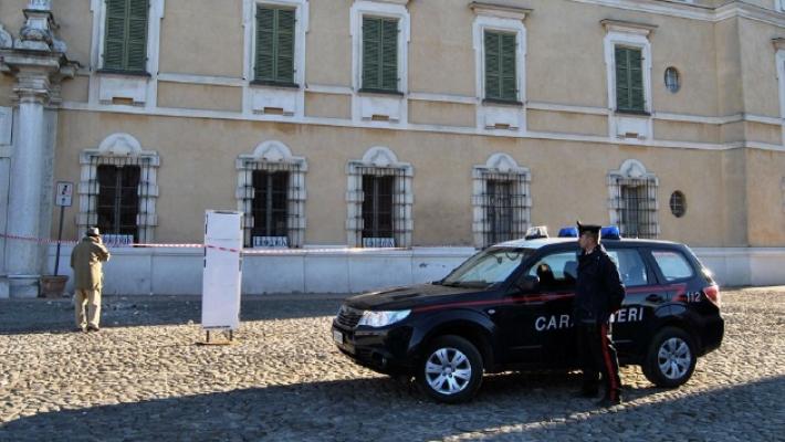 Trova un portafoglio pieno. E lo restituisce al proprietario