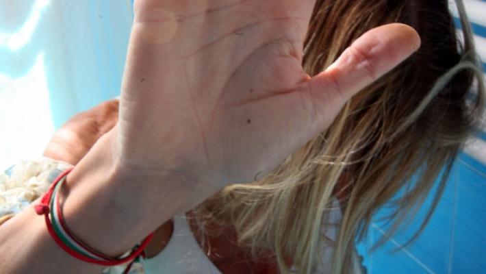 Palpeggia e bacia una cliente: parrucchiere patteggia