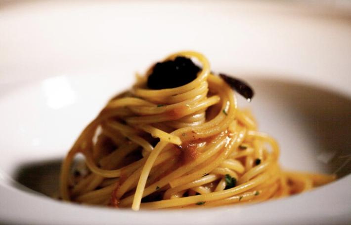 Spaghettone al mare, polpa di riccio cruda e piccola quenelle di caviale italiano