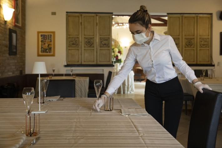 I ristoratori: &laquo;Tavoli a 2 metri, sanificazione e cartelli in inglese. Ma i dubbi sono tanti&raquo;