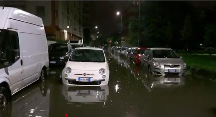 Nubifragio su Milano nella notte, esonda il Seveso: le immagini delle strade allagate