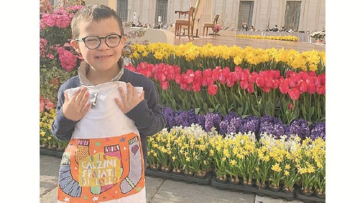 I &laquo;calzini spaiati&raquo; di Lollo arrivano anche in Vaticano