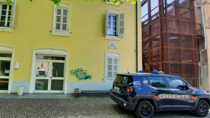 Danneggia l'auto dei vigili e scrive sui muri: le telecamere lo incastrano