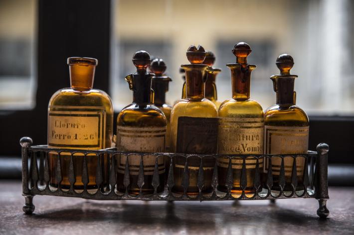 Luoghi del cuore Fai: Antica farmacia di San Filippo Neri e il suo archivio storico