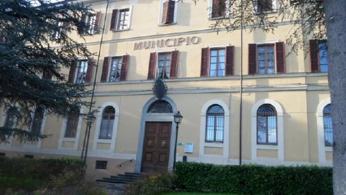 Stipendio del sindaco, aspro botta e risposta tra la minoranza e Serpagli