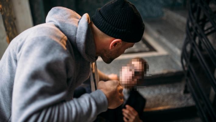 Calci in faccia fuori dalla discoteca: due ragazzi condannati