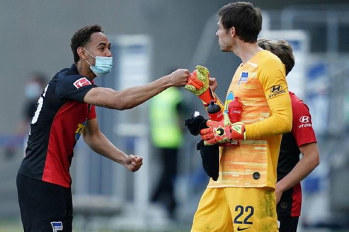 La Bundesliga riparte fra silenzi e mascherine, show del Borussia Dortmund