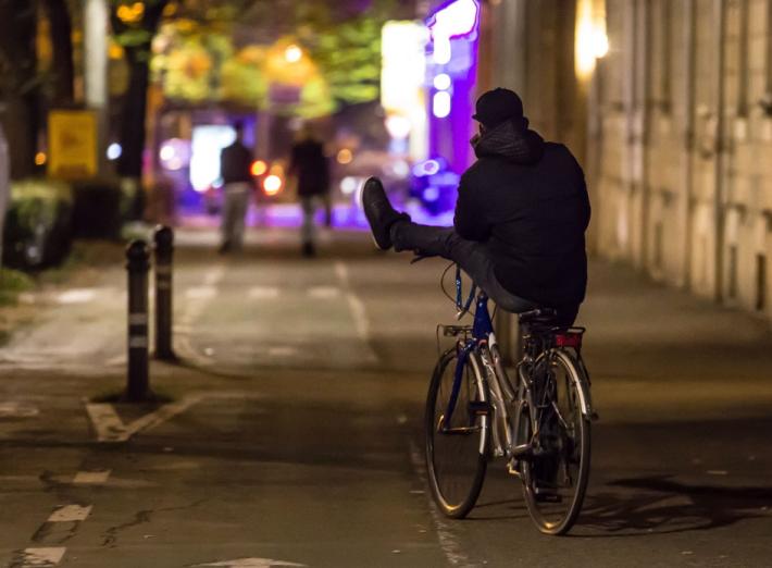 &laquo;Per farsi largo sul marciapiedi quel pusher in bici mi ha sputato addosso&raquo;