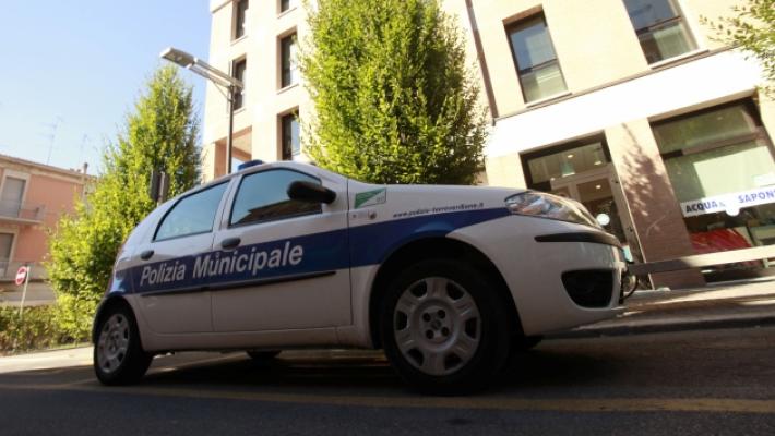 I vigili gli ritirano la patente: per vendetta getta acido muriatico sulle auto di servizio