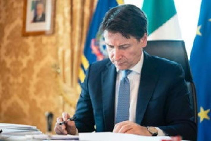 Conte firma il decreto sulle riaperture, inizia la 'nuova' fase 2