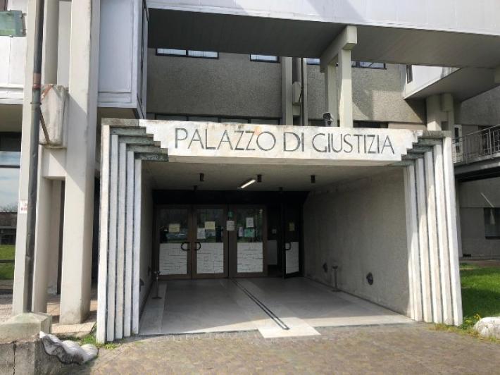 Figlio con un 15enne, chiesti 7 anni per la prof