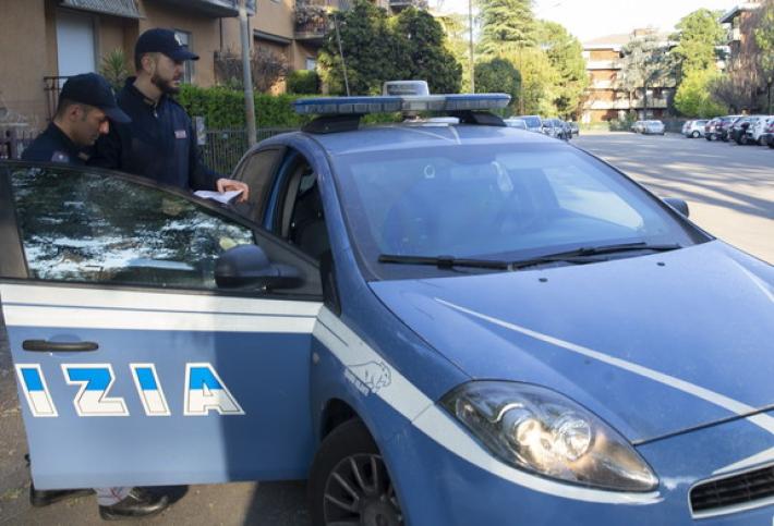 Vede la ex col nuovo compagno e lo aggredisce