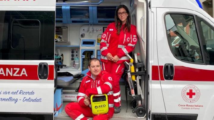 Salvano una vita col defibrillatore tenuto in auto
