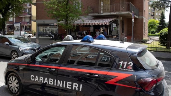 Malore fatale nel bar dove passava le notti per difenderlo dai ladri