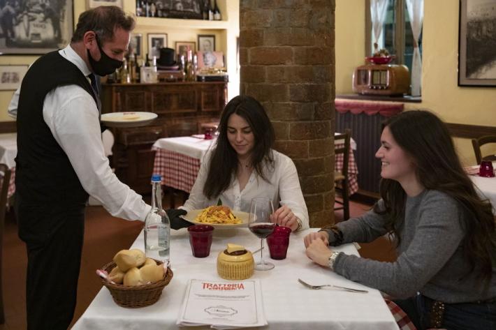 Parma, la fase 2 dei ristoranti. &laquo;Garantiamo tranquillit&agrave; e sicurezza&raquo;