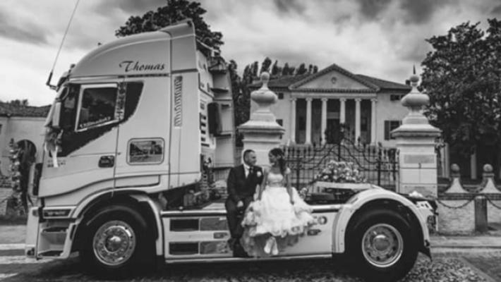 Thomas, 31 anni, morto sulla motrice con cui condusse all'altare la sua Lara