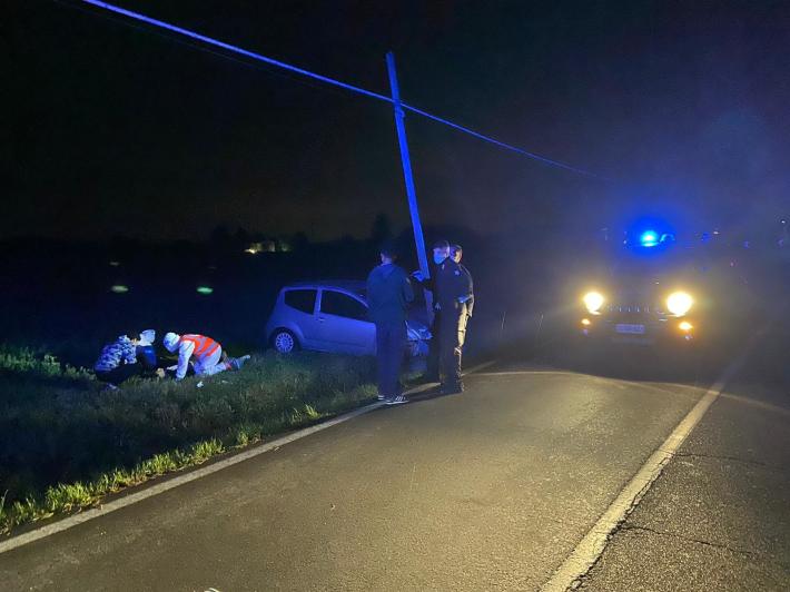 Sorbolo, in stato di alterazione finisce fuori strada e danneggia palo della telefonia