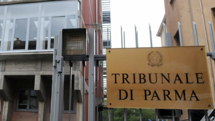 Lei: &laquo;Il mio ex &egrave; uno stalker&raquo;. Lui: &laquo;Chiedo solo i miei soldi&raquo;. Assolto