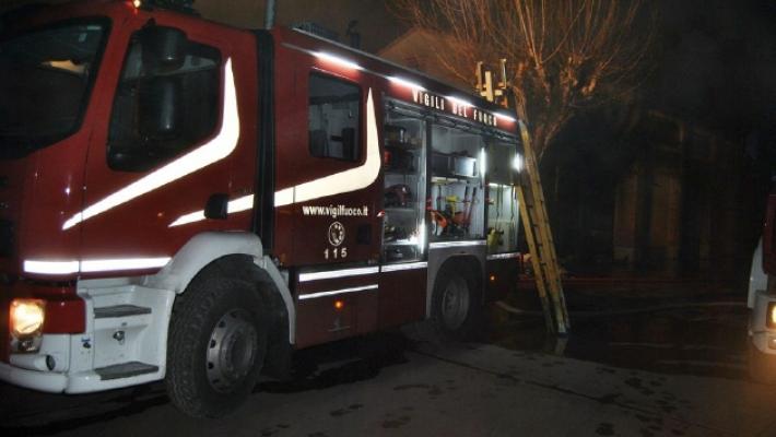 Casa in fiamme, gravi danni. E il cagnolino muore soffocato dal fumo