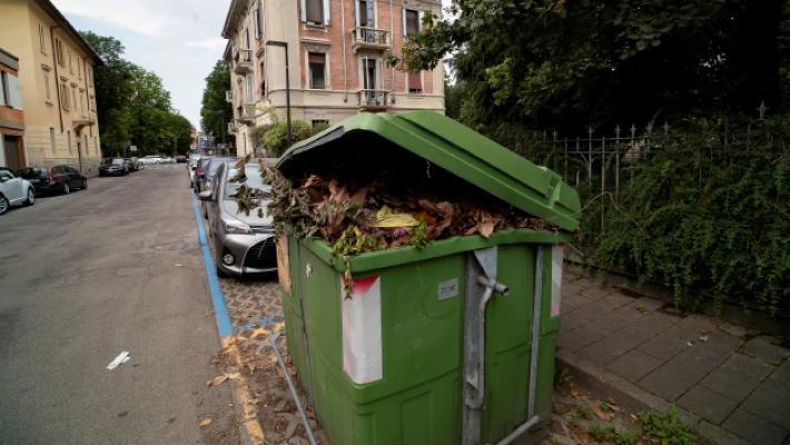Protesta: &laquo;Nessuno svuota i cassonetti del verde&raquo;