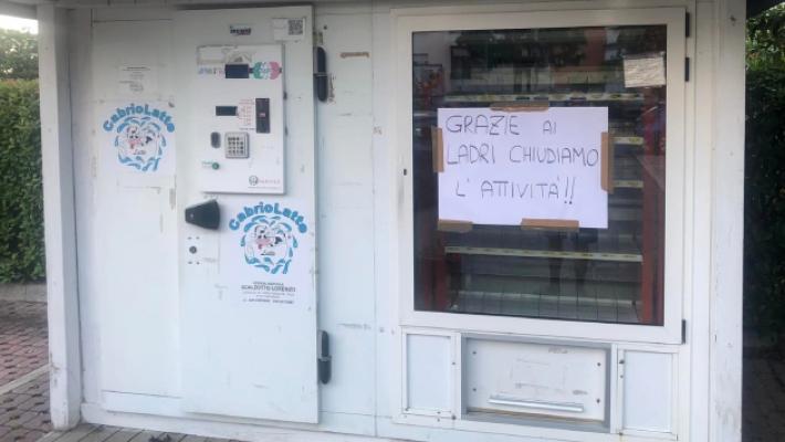 Fidenza, chiude il distributore del latte: &laquo;Troppi furti&raquo;