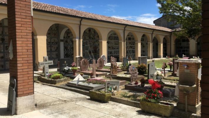 Entra nel cimitero per dar da bere al cane: le rubano la borsetta