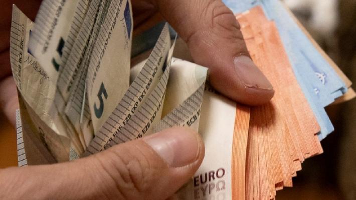 Trova a terra un portafoglio con 450 euro e lo restituisce