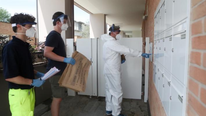 Mascherine, guanti e tuta per il seggio volante dedicato ai malati Covid