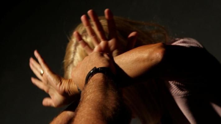 Cinghiate con i cavi del computer al figlio di 7 anni e pugni alla moglie: condannato