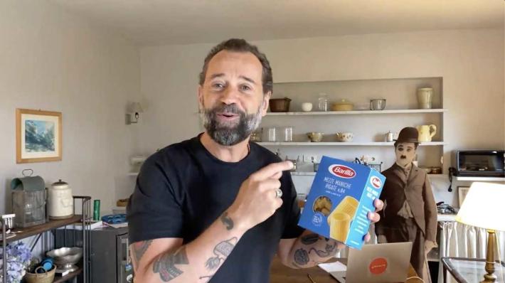 Barilla collabora con Fabio Volo e dona 100 mila euro a chi supporta le persone in difficolt&agrave;