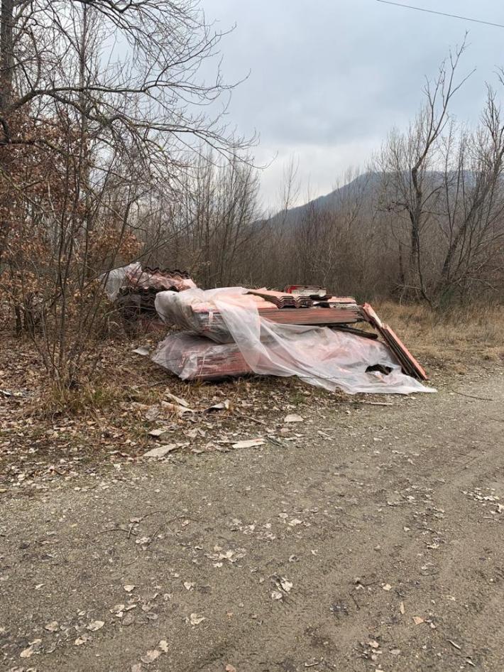 Lesignano, abbandona amianto: denunciato