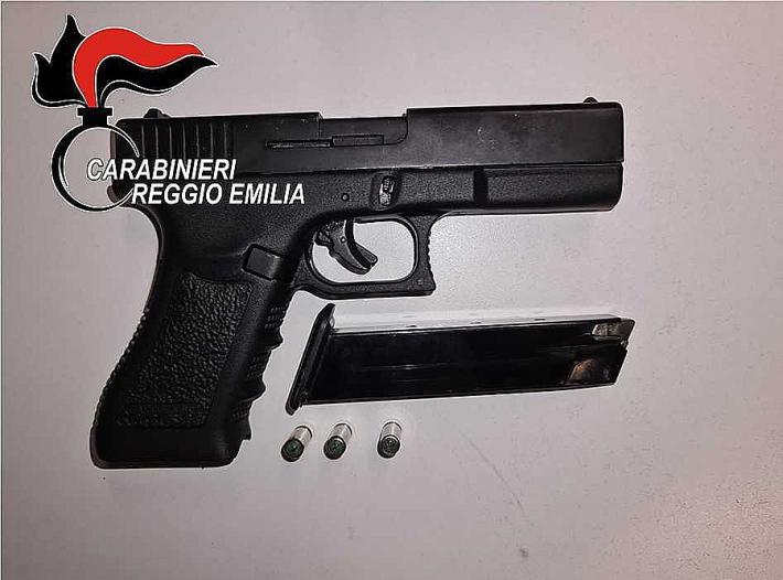 In auto con una pistola "alterata": denunciato dai carabinieri