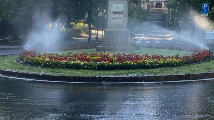 Salso, l'aiuola irrigata in spregio ai divieti del Comune