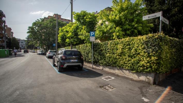 Scippata in pieno giorno: 63enne finisce all'ospedale