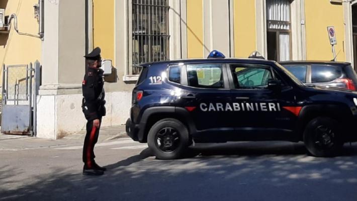 Atti osceni alla fermata del bus, denunciato