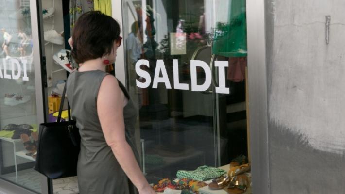 Partiti i saldi estivi. &laquo;C'&egrave; interesse. Ma sono partiti troppo presto&raquo;