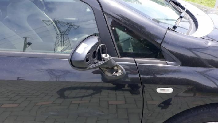 Specchietti spaccati, carrozzerie danneggiate, stracci nei serbatoi: il giallo delle auto vandalizzate