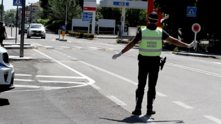 Le assicurazioni erano fasulle, ma i truffatori veri: 17 denunce