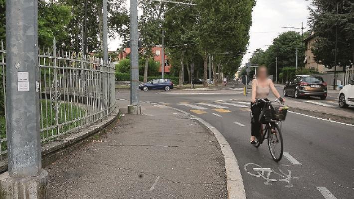 Cade in bici sulla pista ciclabile: il Comune dovr&agrave; risarcirgli 21mila euro