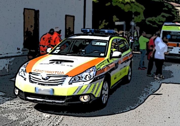 Bambino di 3 anni cade dal quinto piano e muore