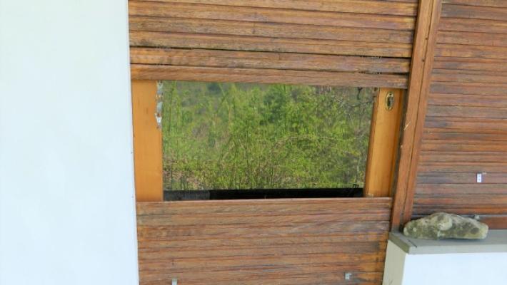 Il &laquo;giallo&raquo; dei raid e dei bivacchi notturni nelle case vuote