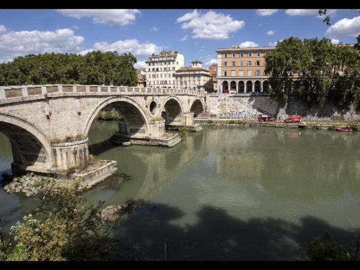 Velivolo biposto precipita nel Tevere a Roma: un disperso