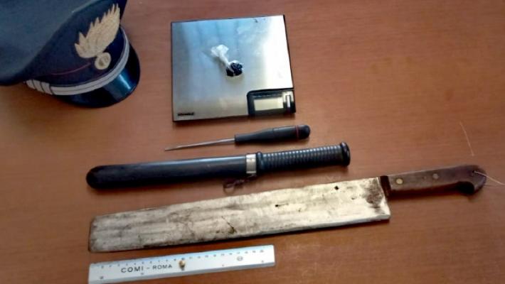 In auto con una scimitarra: cerca di fuggire, fermato e denunciato