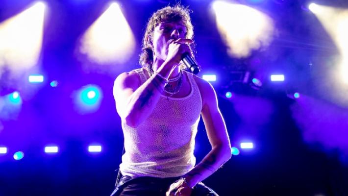 Emozioni e occhi lucidi per Irama