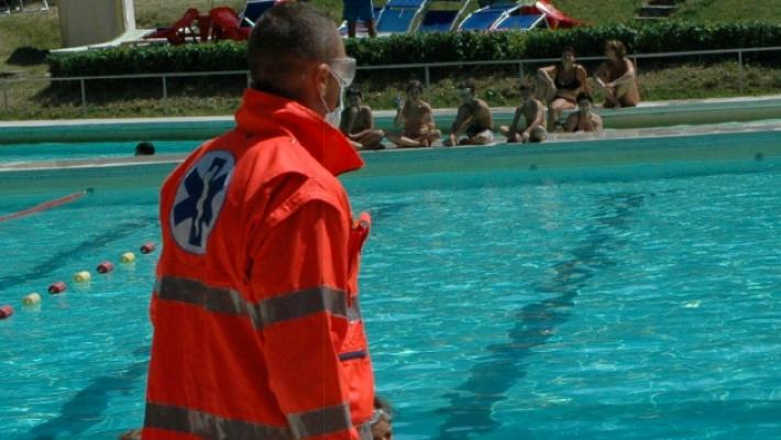 Malore alla piscina Leoni: salvato con il defibrillatore