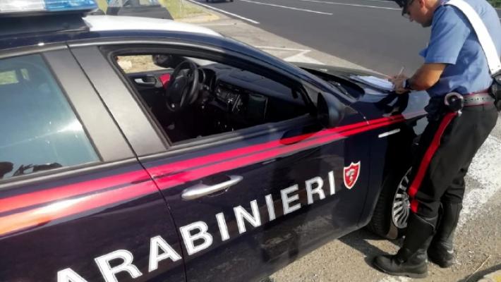 Ubriaco minaccia il barista e sfonda la vetrina con un pugno