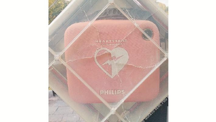 Viale Romagnosi, spaccata la teca del defibrillatore