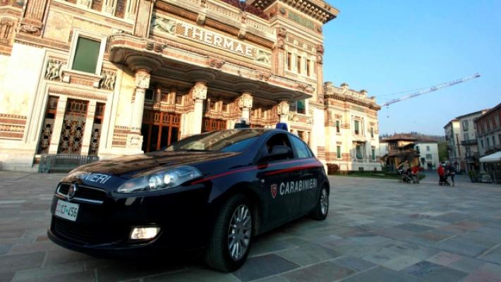 Molesta i passanti, offre stupefacenti, scoppia una lite e spunta un coltello